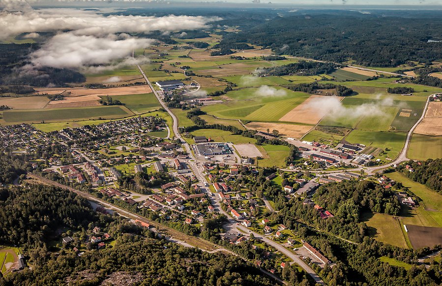 Flygbild över Dingle samhälle med utsikt över Dingleslätten, ett jordbrukslandskap.