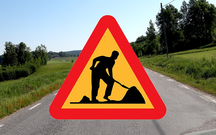 Collage med en varningsskylt för vägarbete framför ett foto över en landsväg på landsbygden.