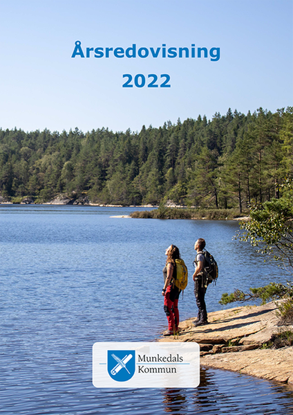 Årsredovisning 2022 - omslagsbild. Två personer står i solen vid en sjö.