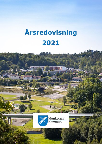 Framsida på Munkedals kommuns årsredovisning 2021 där en bild över Örekilsparken sommartid med Munkedals centrum längre bort i bild syns mot en skogsfond.