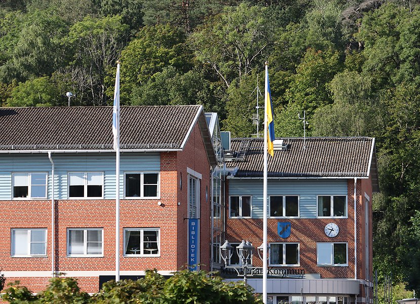 Flaggstänger med Ukrainska flaggan och Munkedals kommuns flagga framför kommunhuset i Munkedal.