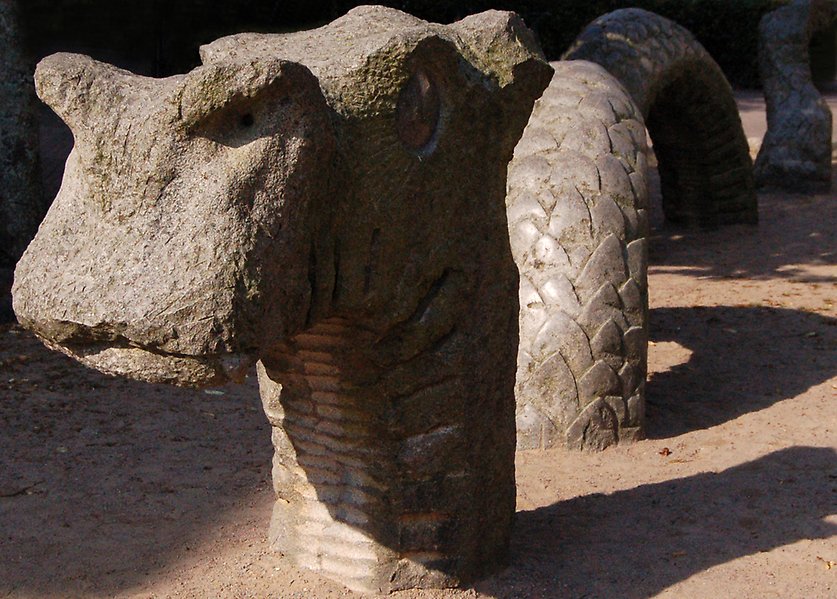 En skulptur av en sjöorm gjord i grå sten.