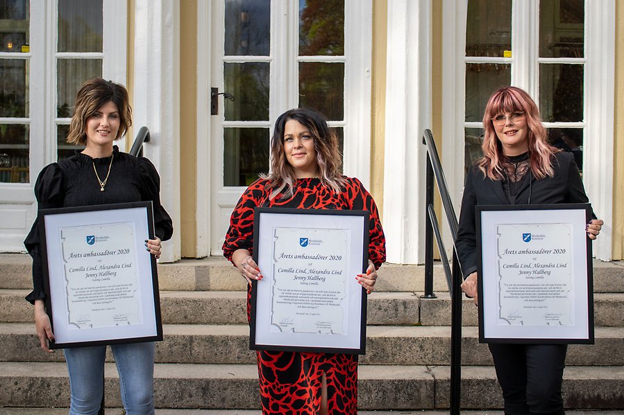 Pristagare från Salong Camilla visar upp sina diplom