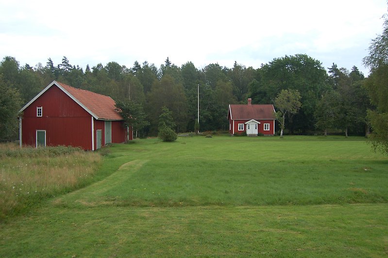 Ladugård och boningshus i rött
