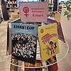 Ett bokställ i ett bibliotek. I bokstället står det flera olika böcker som handlar om feminism och kvinnokampen.