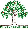 Kunskapens Hus logotype, ett träd med brun stam, gröna löv och röda äpplen. Under trädet står det Kunskapens Hus.
