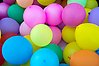 Foto på massor av ballonger i olika färger.