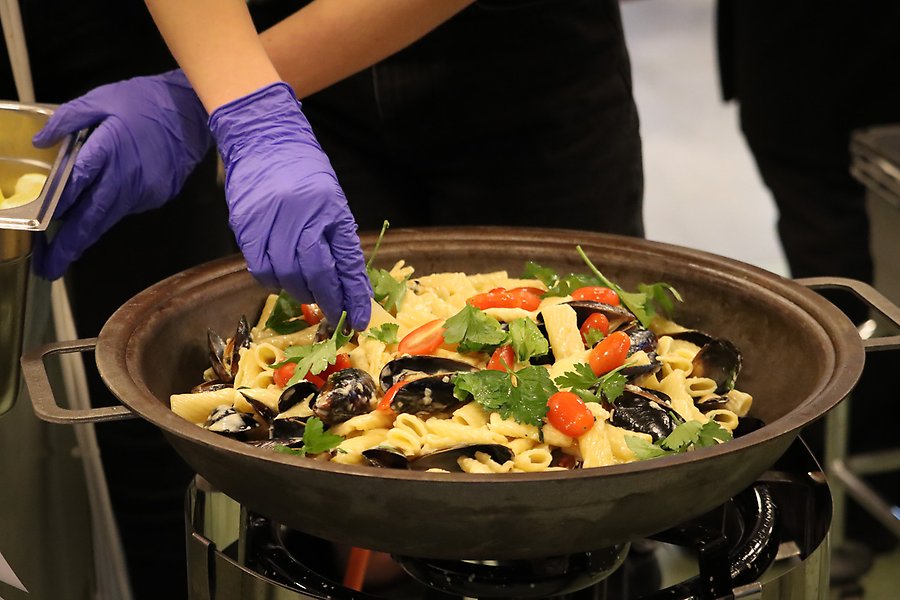 Wookpanna med pasta, musslor och grönsaker med mera