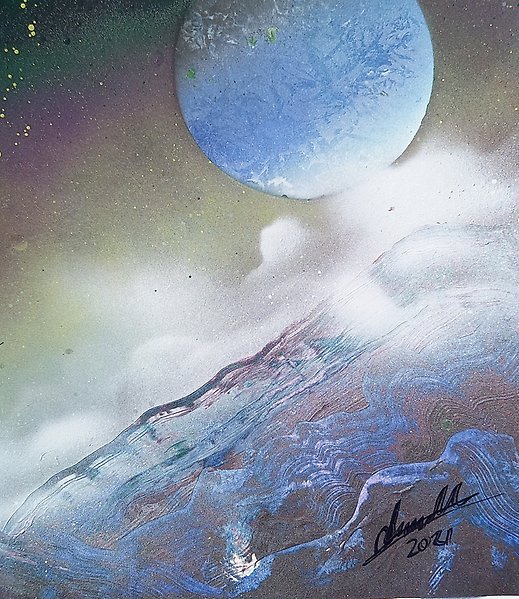 Konstverk med akvarell och sprayfärg som liknar en måne med moln.