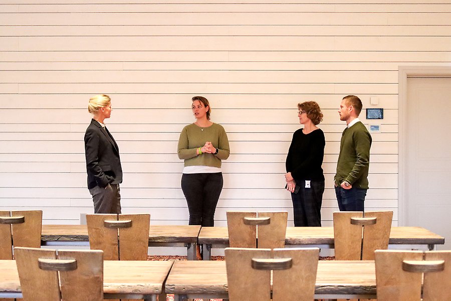 Fyra personer som samtalar i en konferenssal