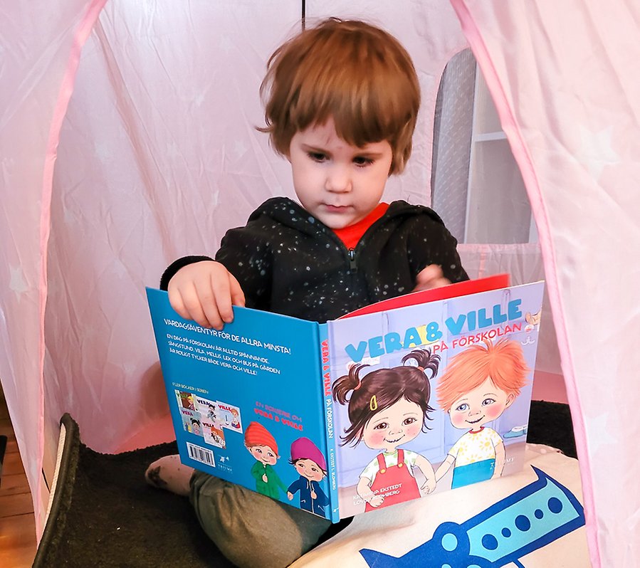 Barn som läser i en barnbok