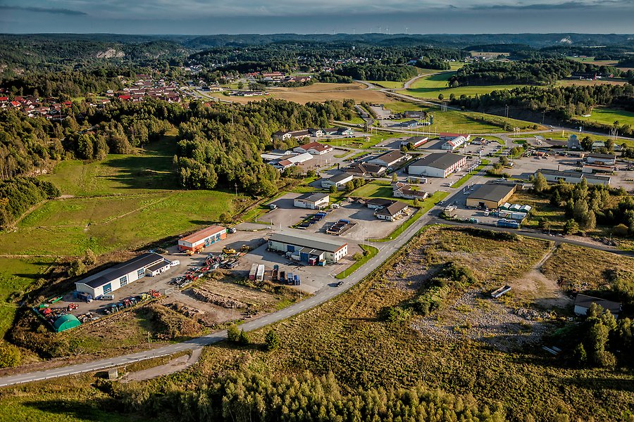 Flygfoto på Munkelands industriområde. På bilden syns skog, mark och byggnader. (foto: Per Pixel Petersson)