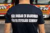 Bild på t-shirtrygg med texten "Här jobbar en brandman för en tryggare kommun"