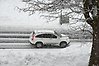 Bil på snöig väg