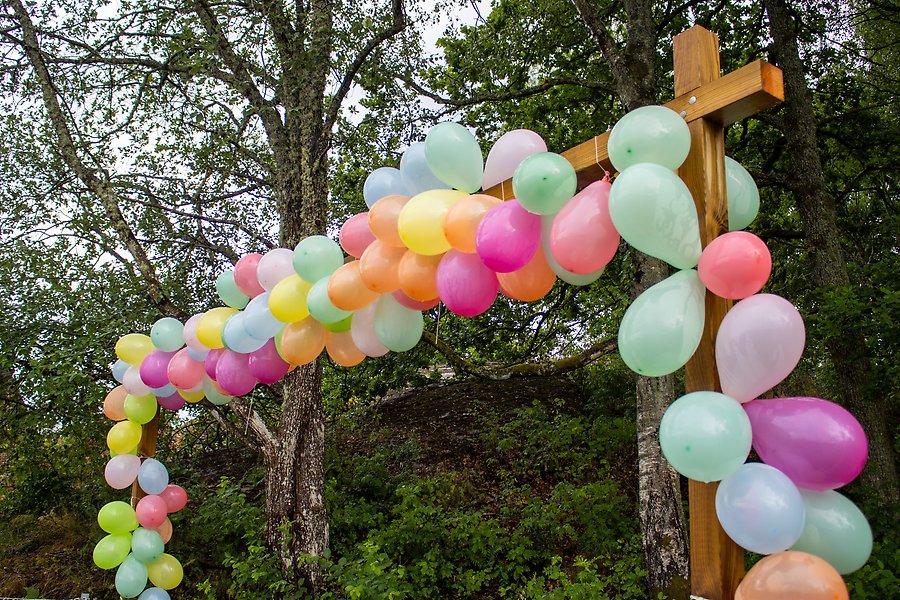 Ballonger i fler färger uppsatta över en portal