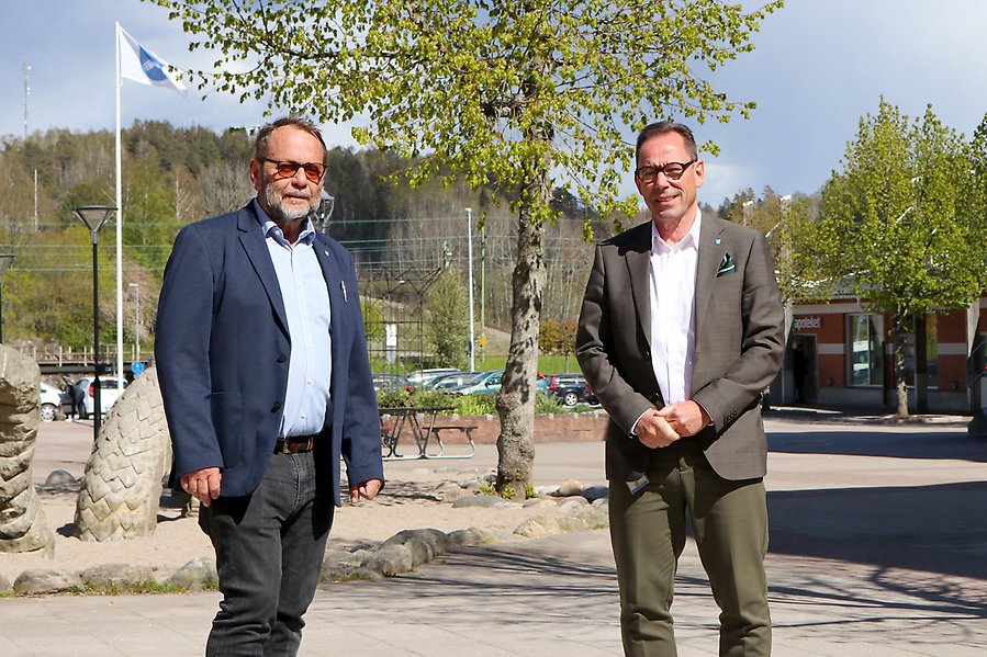 Bild på Jan Hognert och Håkan Sundberg på Centrumtorget i Munkedal