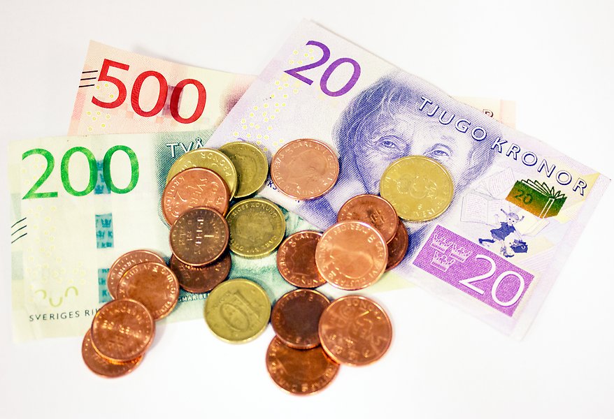 Foto på svenska sedlar och mynt i olika valörer.