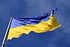 Foto på Ukrainska flaggan mot blå himmel