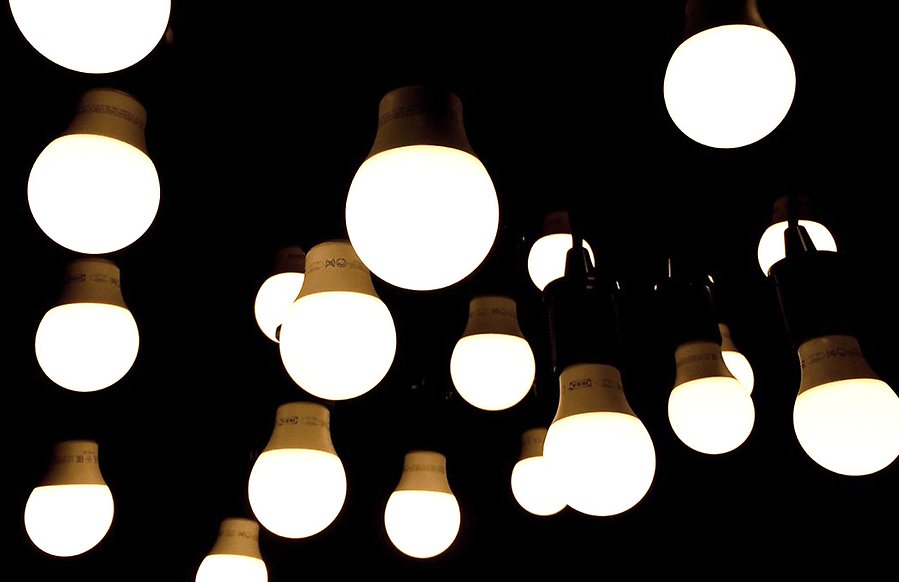 Bild på många glödlampor