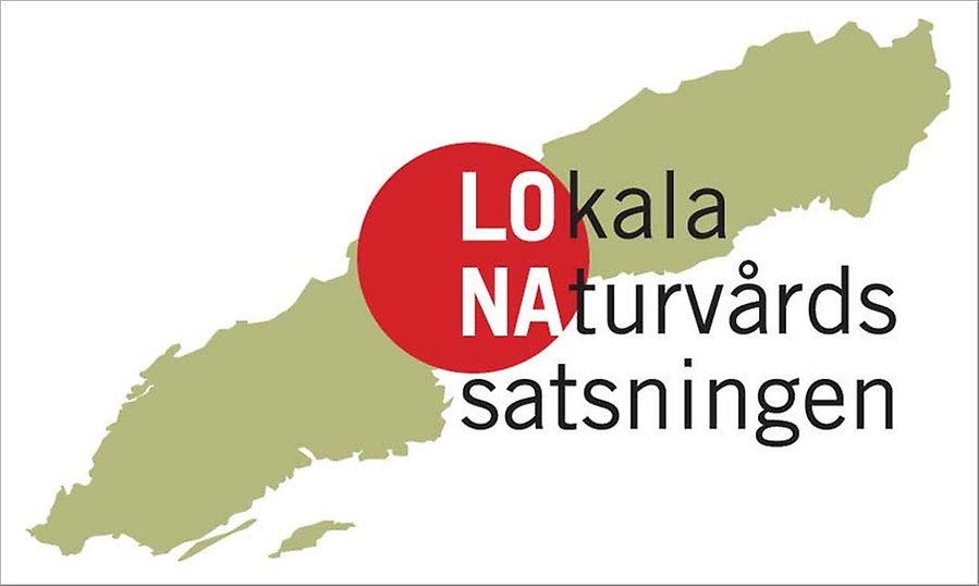 En bild över en Sverigekarta med en stor röd cirkel på där bokstäverna LO och NA är vita och kommer från orden Lokala Naturvårdssatsningen.