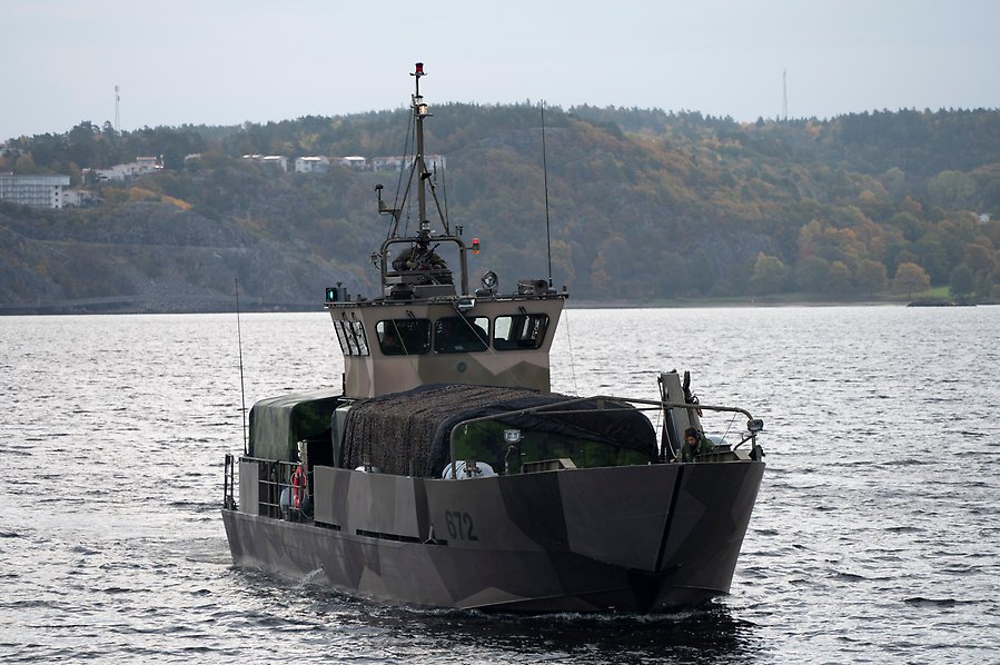 En militärbåt som åker i vattnet