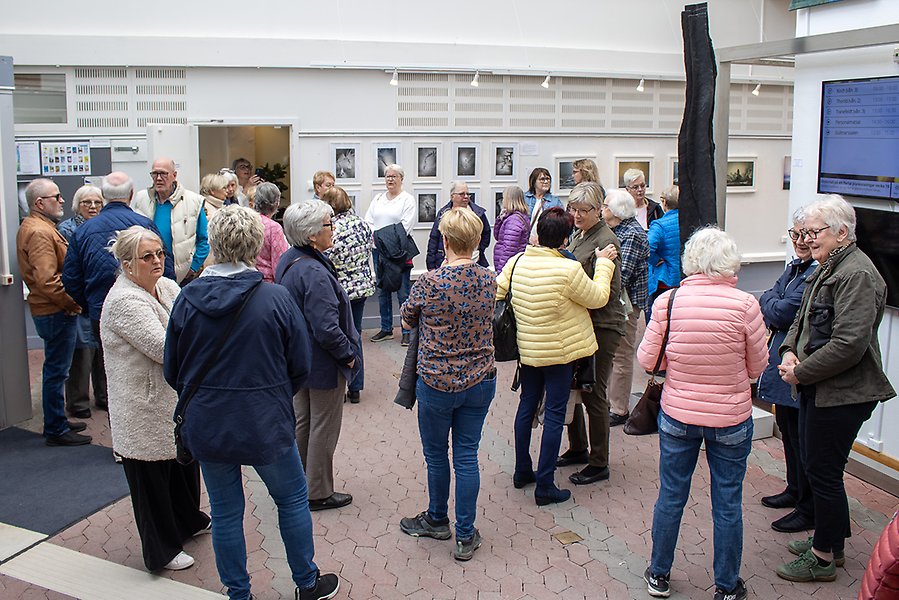 Många personer  som minglar i en foajé