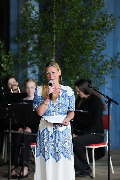 En kvinna på en scen med en mikrofon 