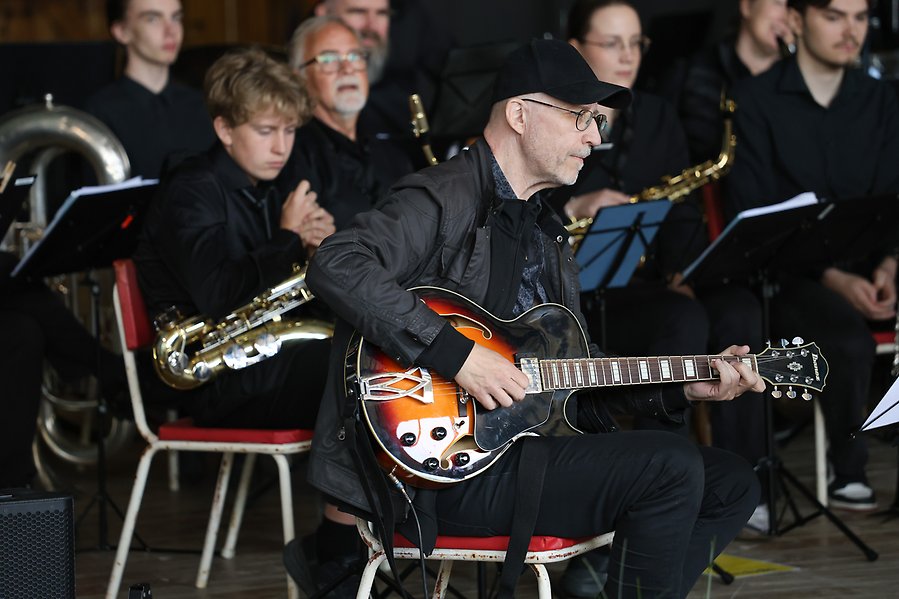 En man som spelar gitarr