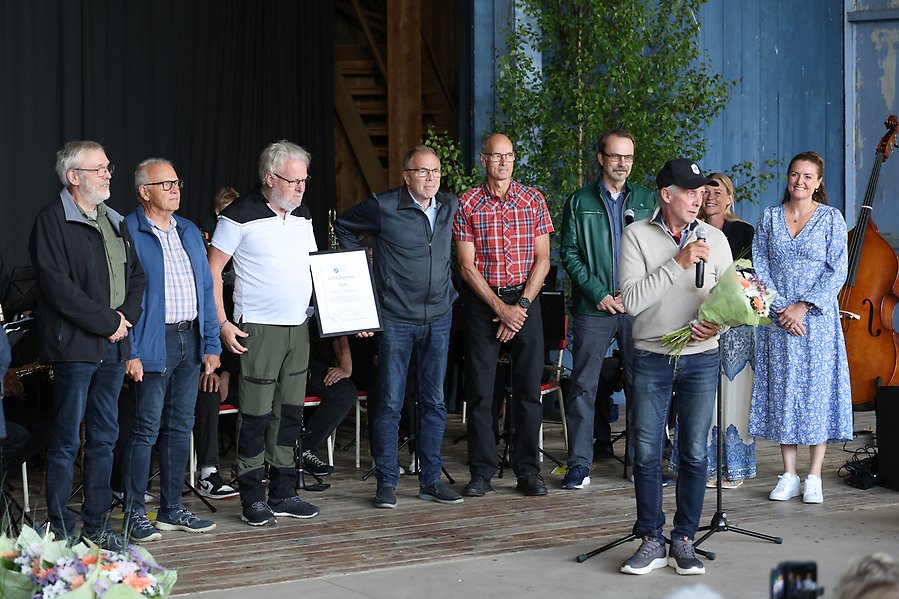 En grupp människor på en scen.