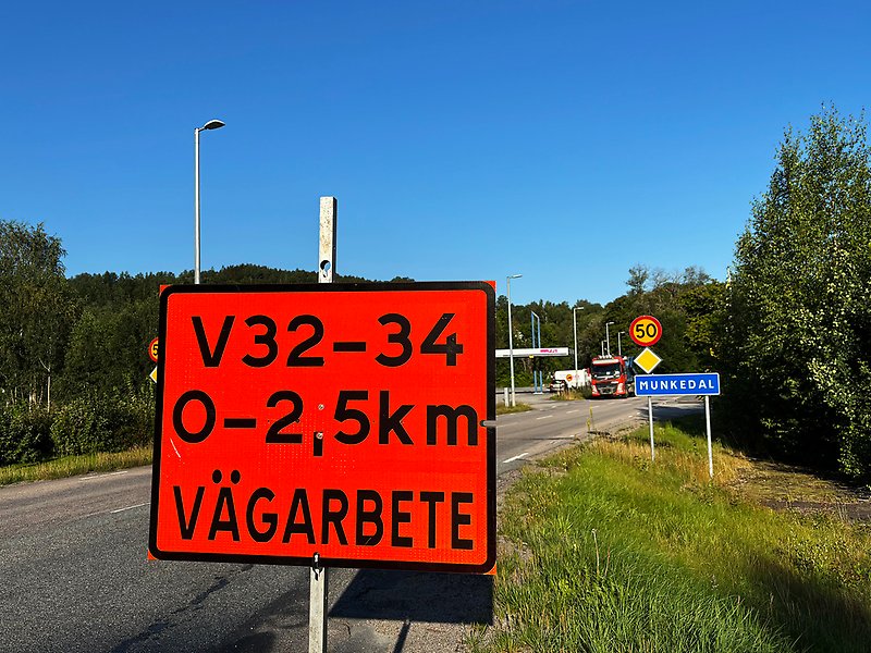 Vägskylt med texten v32-34, 0-2,5km, Vägarbete