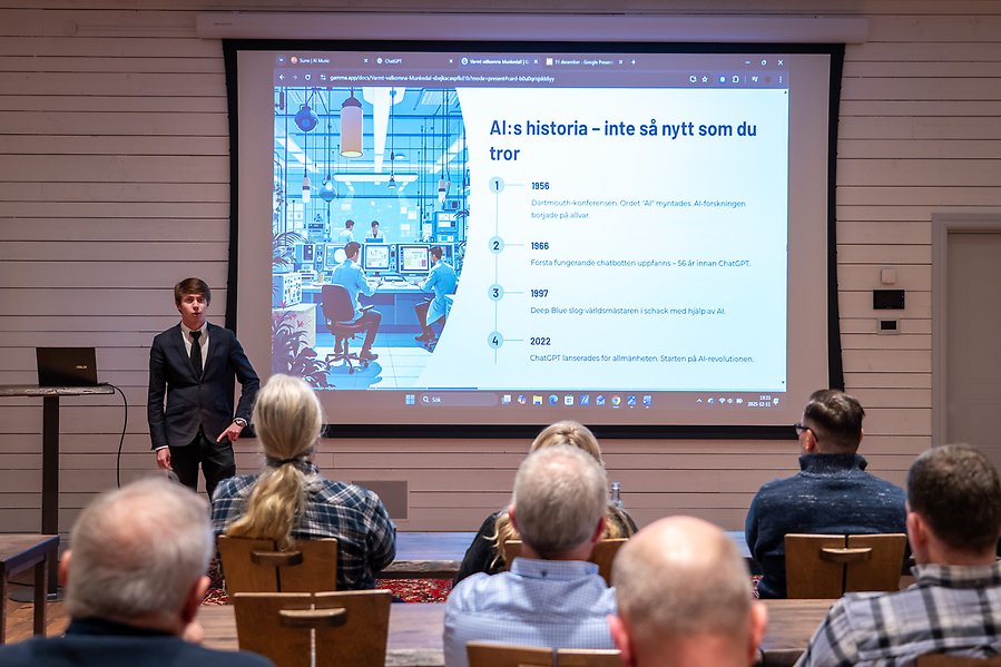 Person håller föreläsning inför åhörare