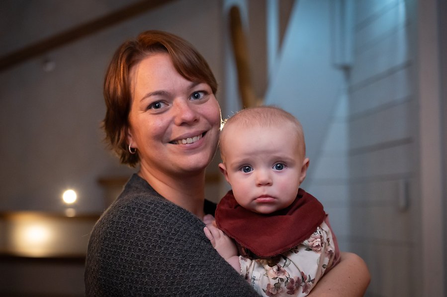 En vuxen person håller i ett litet barn.