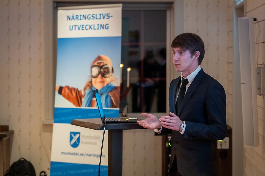 En person föreläser.