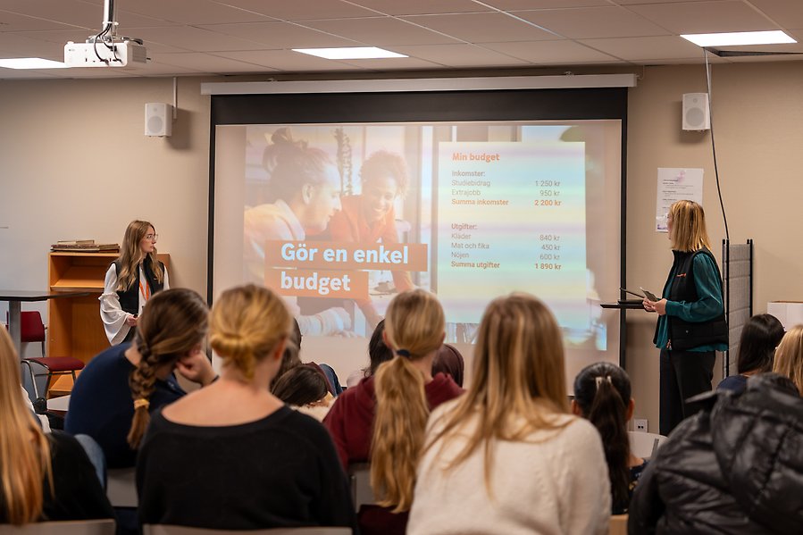 Två personer föreläser för en grupp elever.