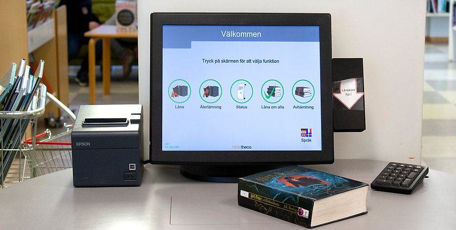 Bild på skärm vid utlåningsstationen på Munkedals bibliotek. På skärmen visas olika alternativ: "låna, "återlämning", "status", "låna om"