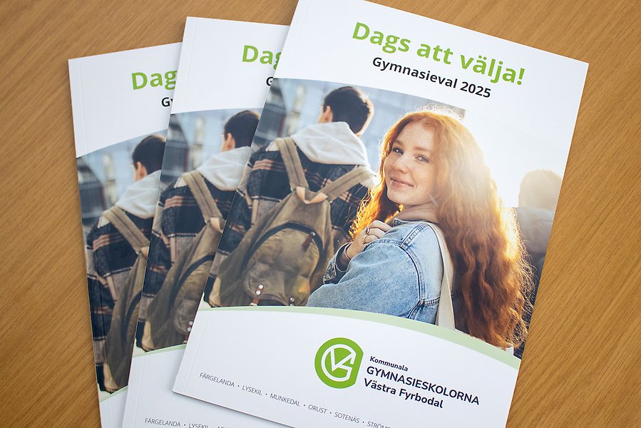 Gymnasiekataloger på ett bord