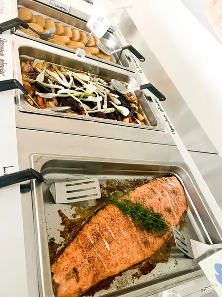 Ugnsbakad lax som ligger på ett stålbleck.
