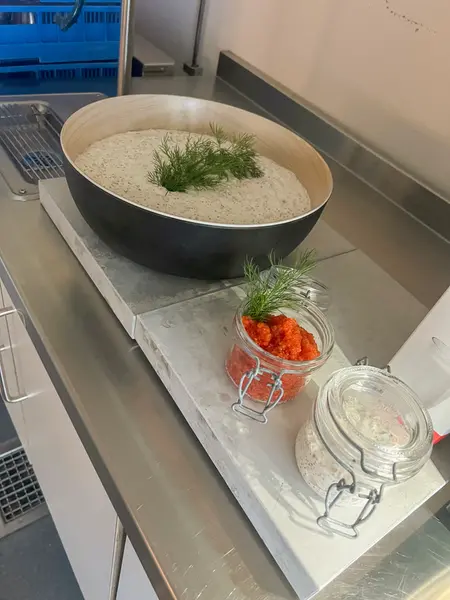 Tre burkar med såser som står på ett bord.
