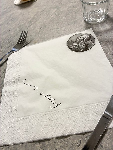En servett med en bild på Alfred Nobel