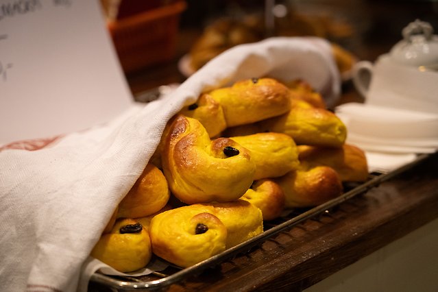 Ett fat med lussekatter.