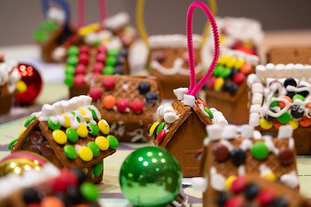 Färgglada små pepparkakshus.