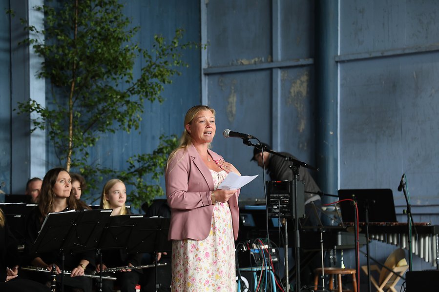 Kommunstyrelsens ordförande Louise Skaarnes invigde naturreservatet Örekilsparken genom att klippa ett invigningsband.