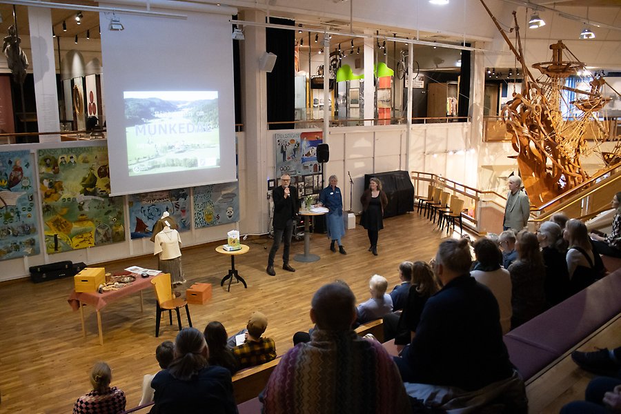 Hörsal med presentatörer och publik