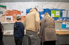 Föräldrar och elever tittar på en utställning