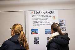 Personer som tittar på information om Sjöräddningen