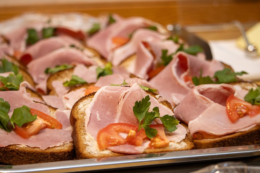 Skinksmörgåsar på ett fat