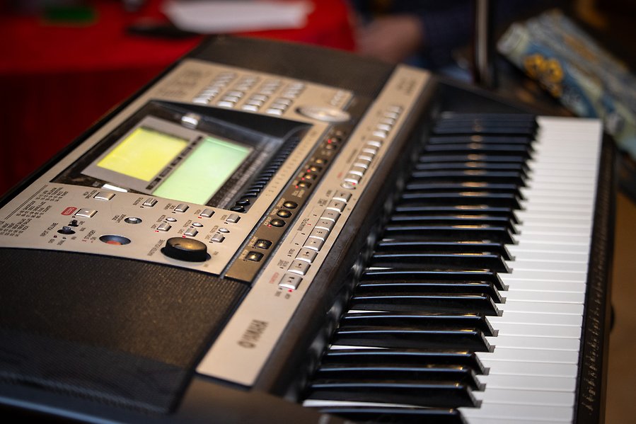 Närbild på ett pianokeyboard.