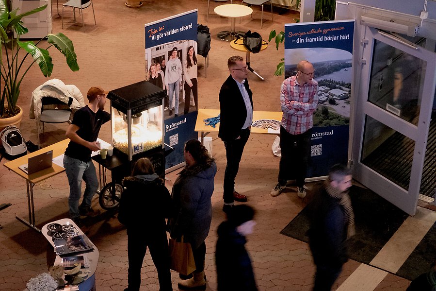 Vy ovanifrån gymnasiemässa med utställare.