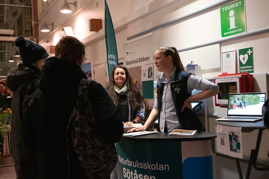 Möten mellan utställare och besökare på gymnasiemässa.