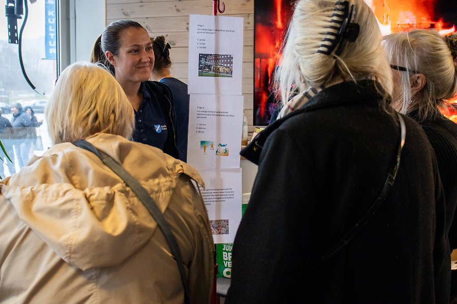 Fyra kvinnor som pratar med varandra.